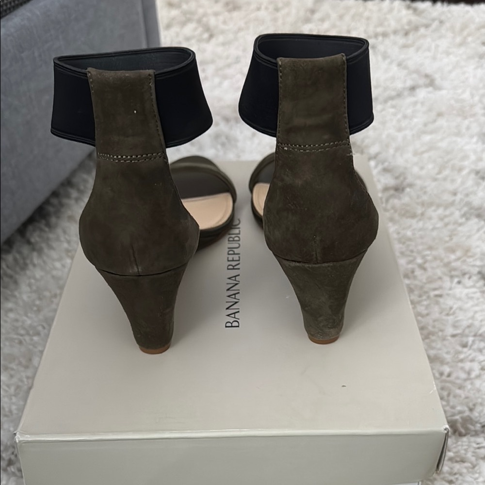 Banana Republic Women's Olive Wedge Sandals - Picture 2 of 3